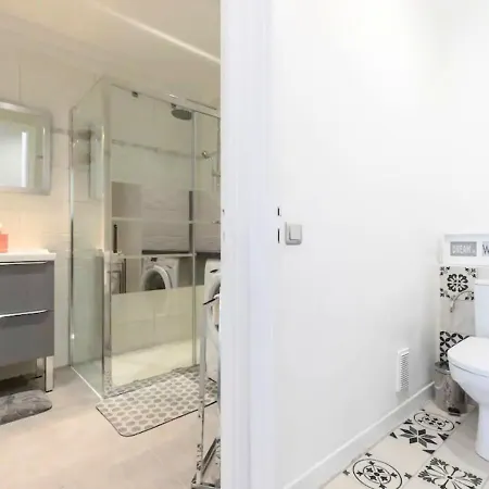 Beautiful & Spacious 2 Bed Near Center * Nice