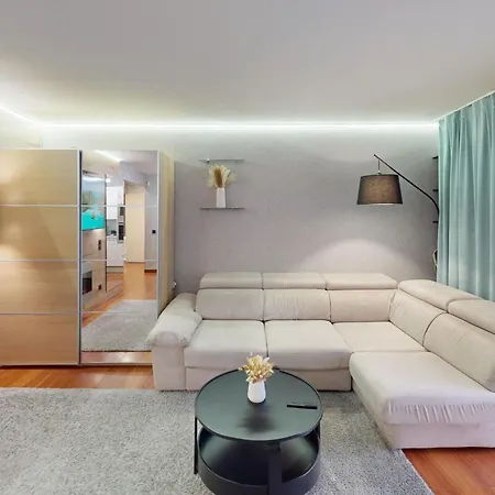Cozy With Balcony - 5 Min To The Apartment