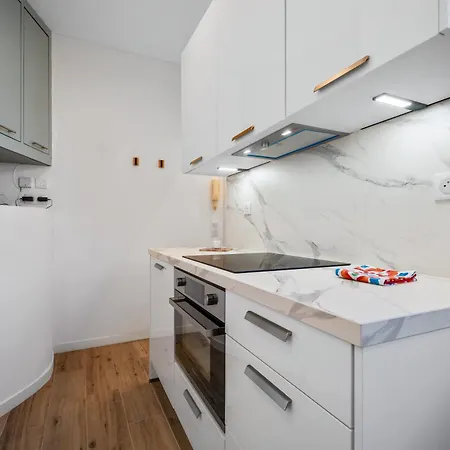 Renting - Honore - Elegant Near Promenade Des Apartment *