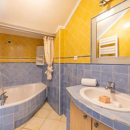 Holiday home Maison De Familiale, 5 Chambres, Terrasse, A 20 Minutes Du Centre Nice