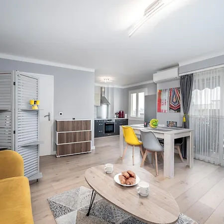 Cozy Close To Port Of * Nice