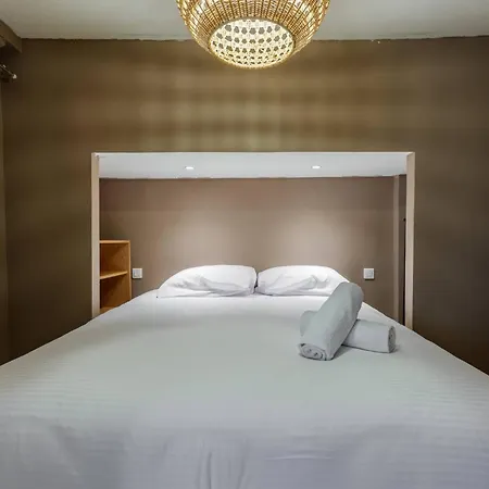 Chic Old Town Apartment *