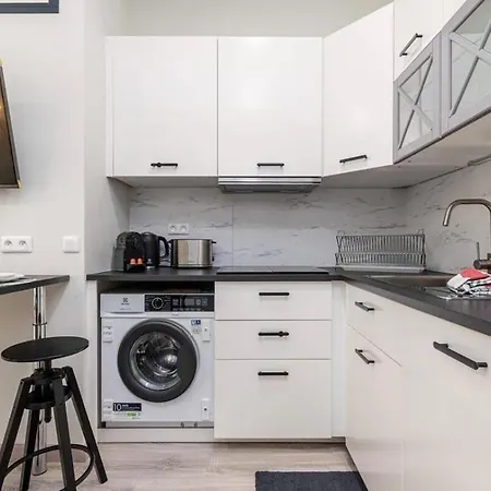 1 Bed, Center Of With Ac *