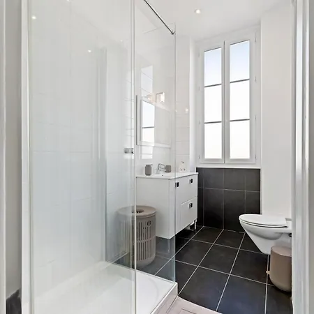 Renting - Victor - Historic Palace Luxury 3 Bedrooms Parking Apartment *