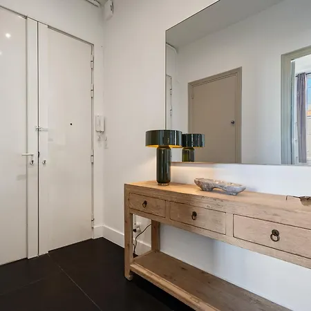 Renting - Victor - Historic Palace Luxury 3 Bedrooms Parking Apartment *
