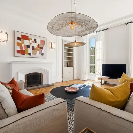 Renting - Victor - Historic Palace Luxury 3 Bedrooms Parking Apartment *