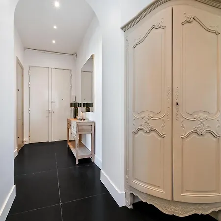 Renting - Victor - Historic Palace Luxury 3 Bedrooms Parking Apartment *