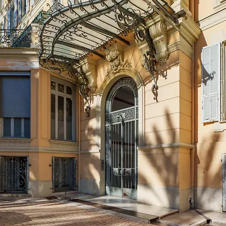 Renting - Victor - Historic Palace Luxury 3 Bedrooms Parking *
