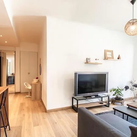 #37 1bdr Bagatelle, Promenade, Sea Front Balcony & Ac Apartment *