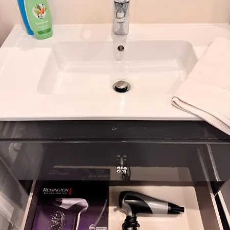 Hype-center Balcony 3br Ac Near Tram For6 Guests