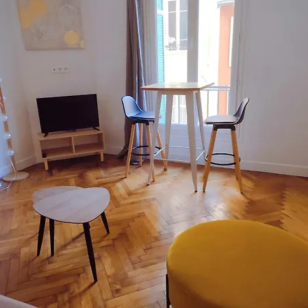 Ideally Located Center Apartment *