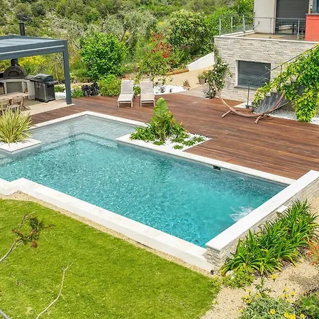 Luxury Villa *