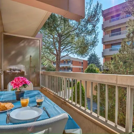 Le Petit Balcon Apartment *