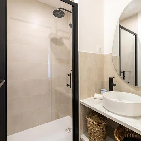Apartment New! Remodeled & Spacious 4 Bedroom - 3 Bath - Heart Of - Ac In - With A Large Elevator