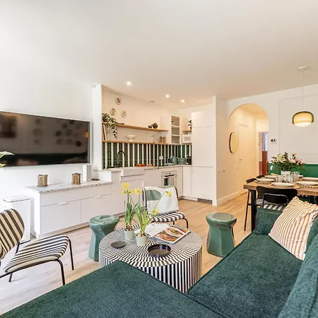 New! Remodeled & Spacious 4 Bedroom - 3 Bath - Heart Of - Ac In - With A Large Elevator Nice