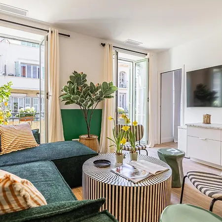 New! Remodeled & Spacious 4 Bedroom - 3 Bath - Heart Of - Ac In - With A Large Elevator Apartment *