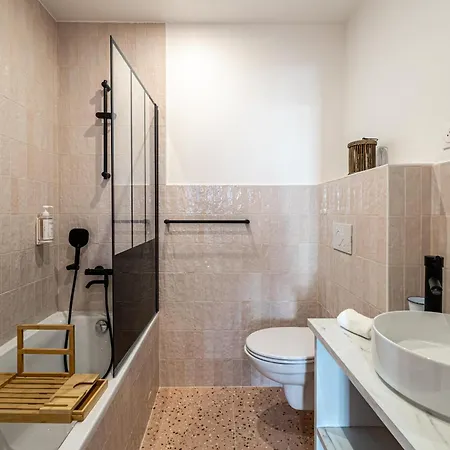 Apartment New! Remodeled & Spacious 4 Bedroom - 3 Bath - Heart Of - Ac In - With A Large Elevator Nice