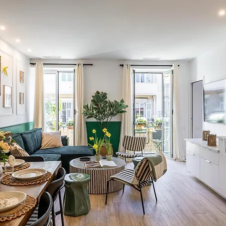 Apartment New! Remodeled & Spacious 4 Bedroom - 3 Bath - Heart Of - Ac In - With A Large Elevator *