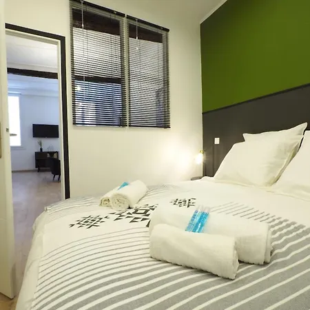 06r - Modern - Vieux Apartment