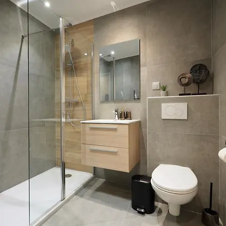 06r - Modern - Vieux Apartment *