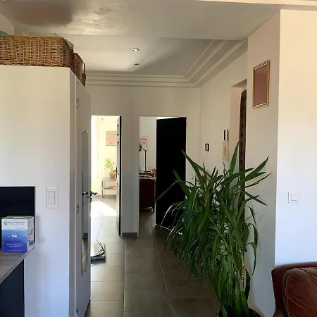 Apartment 3-r Bright, Within 15 Min Walk