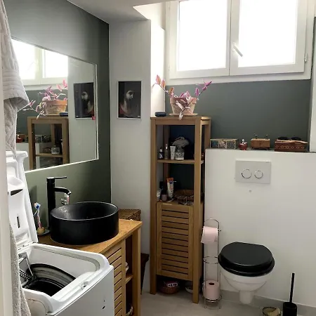 Apartment 3-r Bright, Within 15 Min Walk *