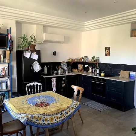 3-r Bright, Within 15 Min Walk Apartment Nice