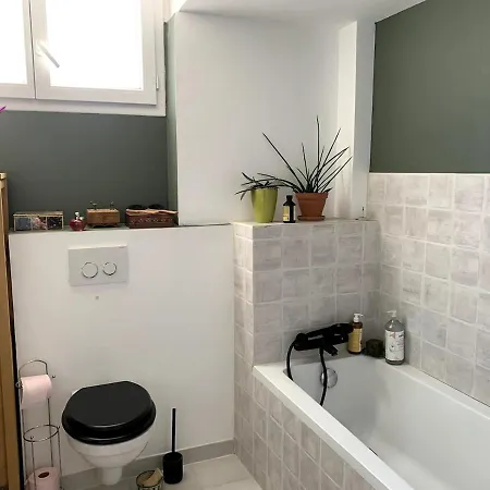 3-r Bright, Within 15 Min Walk Apartment Nice