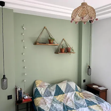 3-r Bright, Within 15 Min Walk Apartment Nice