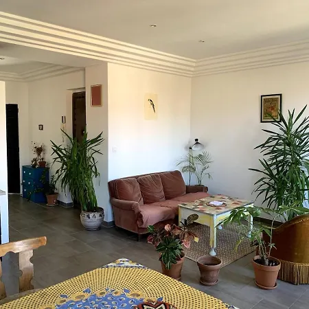 3-r Bright, Within 15 Min Walk Apartment Nice
