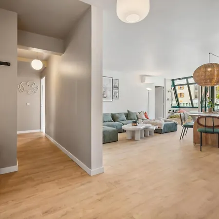 Renting - Fleurs - Luxury Terrace Quiet Private Parking Apartment