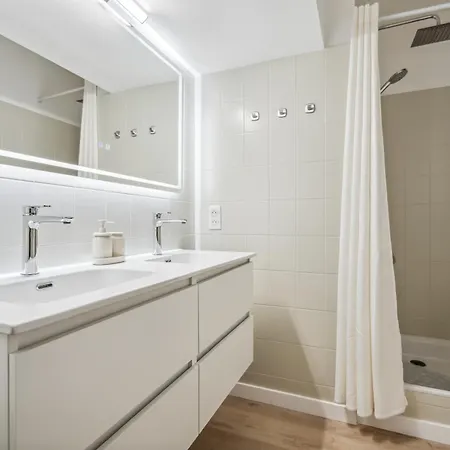 Renting - Fleurs - Luxury Terrace Quiet Private Parking Apartment