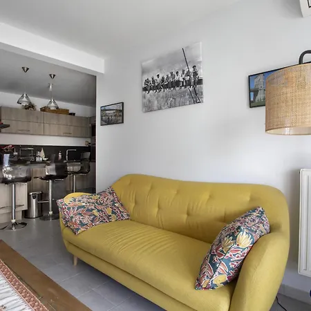 Air-conditioned Near Liberation District Apartment *