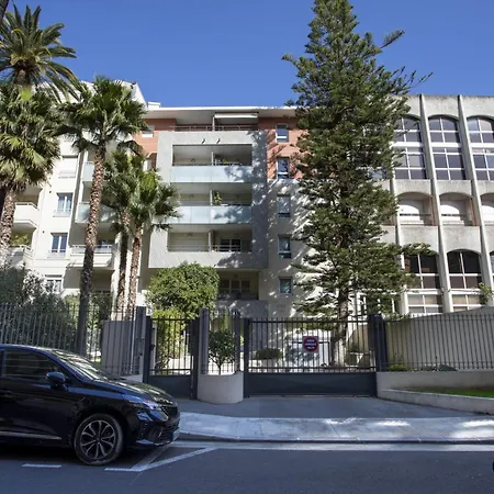Apartment Air-conditioned Near Liberation District *