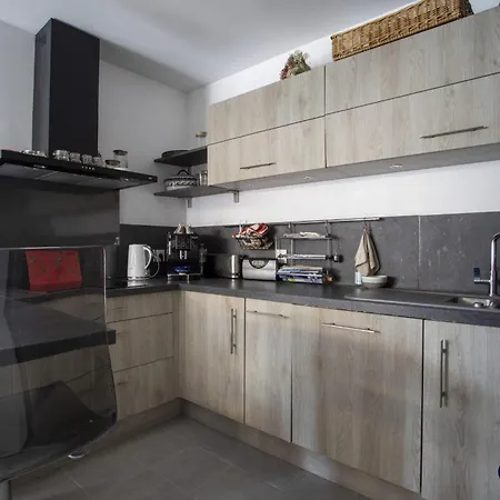 Air-conditioned Near Liberation District Apartment Nice