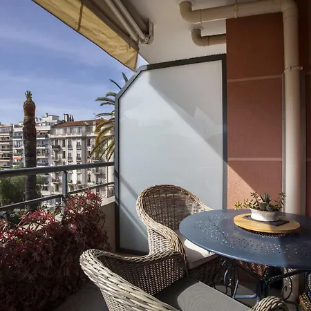 Apartment Air-conditioned Near Liberation District *