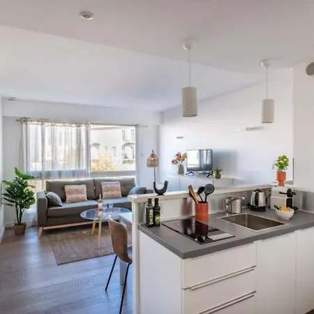 Joffre 2-4 - Bright Central 1 Bedroom Near Massena