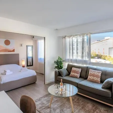 Joffre 2-4 - Bright Central 1 Bedroom Near Massena Apartment *