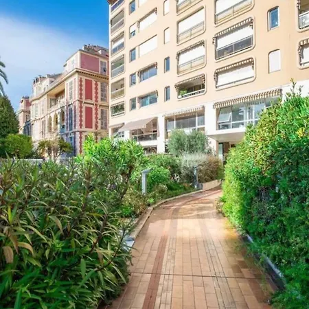 Joffre 2-4 - Bright Central 1 Bedroom Near Massena *
