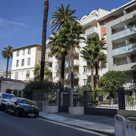 Apartment Air-conditioned Near Liberation District *