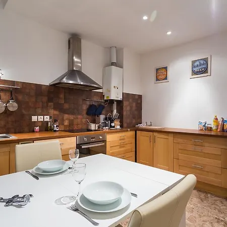 Senat Apartment *