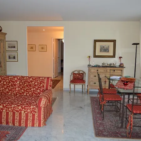 Rond-point Apartment *