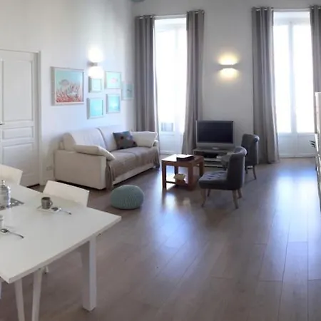 2 Bedrooms In Central Location On The Famous Place Massena Apartamento *