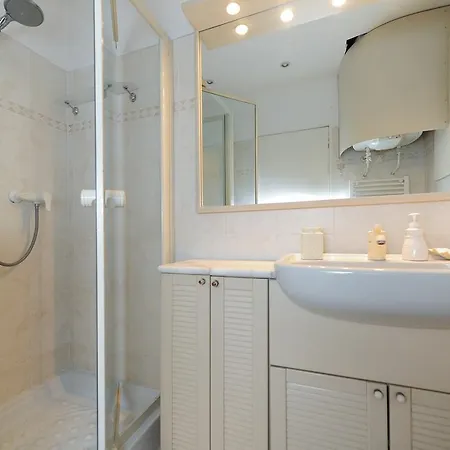 Clemenceau Centre Five Stars House