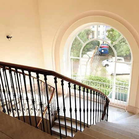 Clemenceau Centre Five Stars House