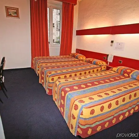 Ozz Hostel *