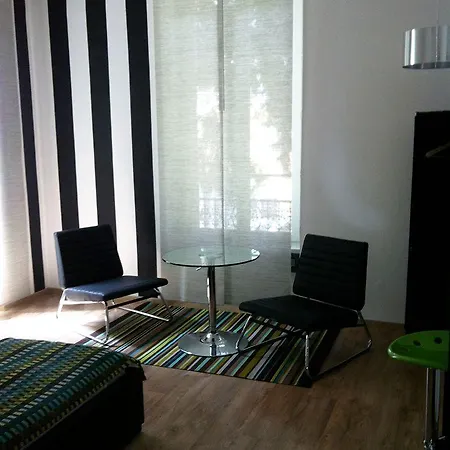 Little Palace מלון