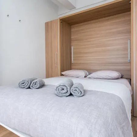 Le Rossetti B. - Modern, Long Balcony, Old Town Apartment