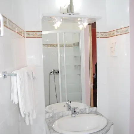Azur Hotel 2*