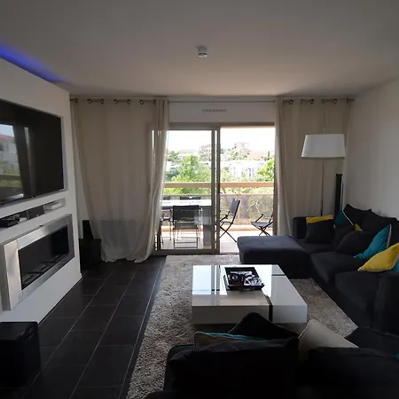 6 Personnes Avec Terrasse Et Piscine Quartier Fabron à Appartement